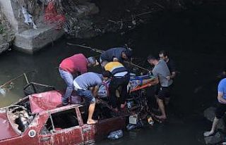 Otomobil köprüden dereye uçtu