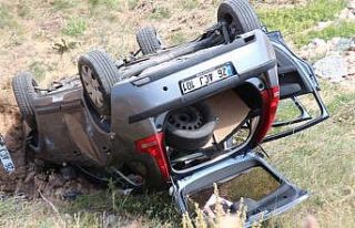 Otomobil şarampole devrildi