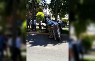 Otomobil takla atıp refüje çıktı