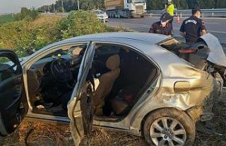 Otomobil tarla girişindeki demirlere çarptı: 6...