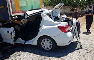 Otomobil tıra ok gibi saplandı: 1 yaralı