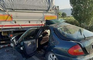 Otomobil tıra ok gibi saplandı, oğul öldü anne...