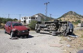 Otomobil yolcu minibüsüne çarptı: 13 yaralı