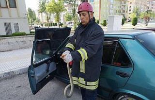 Otomobile giren yılan paniğe neden oldu