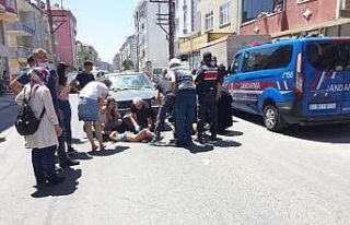 Otomobilin çarptığı anne kız ağır yaralandı