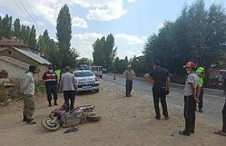 Otomobilin çarptığı elektrikli bisiklet sürücüsü...