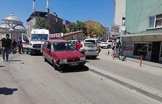 Otomobilin çarptığı motosiklet sürücüsü yaralandı