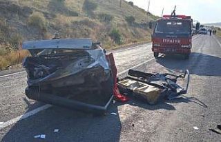 Otomobilin ikiye bölündüğü kazada bir kişi hayatın...