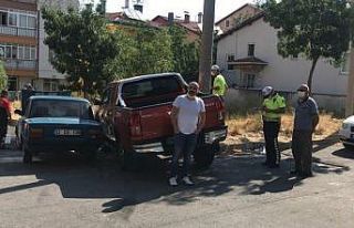 Otomobille kamyonet çarpıştı: 2 yaralı