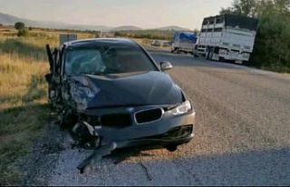 Otomobillerin hurdaya döndüğü kazada 2 kişi yaralandı