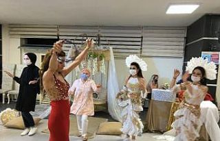 (ÖZEL)Esenyurt’ta mesafeli kına gecesi cep telefonu...