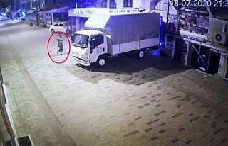 (Özel) İstanbul’un göbeğinde kamyonetten telefon...