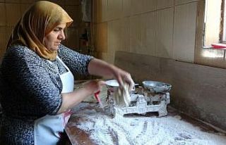 (Özel) Kavurucu sıcakta tandır ekmeği mesaisi