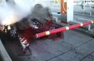 (Özel) Otomobille gişelere çarpan uzman çavuşun...