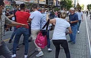 (Özel) Sokak ortasında kadınların saç saça baş...