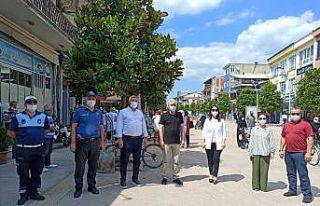 Pandemiye dikkat çekmek için sosyal mesafeli yürüyüş