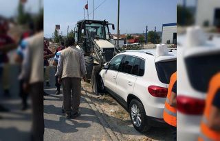 Park halindeki kepçeye çarptı