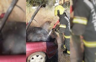 Park halindeki otomobilde yangın çıktı