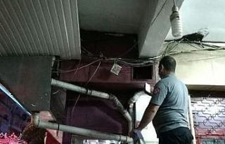 Pasajın çatı boşluğuna çıkan kedi, itfaiye...