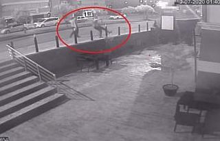 Pastahanenin bahçe duvarının camlarını kırarken...