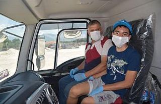 Peşinden koştuğu çöp kamyonunun bu sefer içinde...