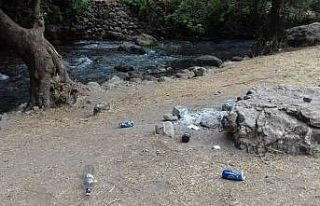 Piknikçilere doğa harikası Hilal beldesini çöplüğe...