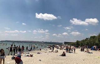 Plajlara akın eden vatandaşlar, sosyal mesafe kuralını...