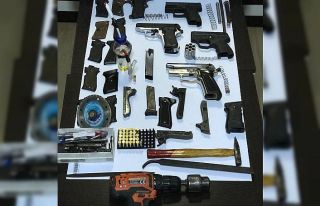 Polis ekipleri uyuşturucu ihbarı diye gitti, silah...