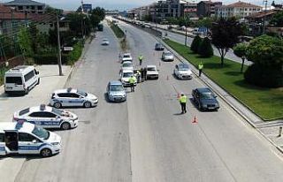 Polis karayolunda kolonya ve düdük dağıtarak bayram...