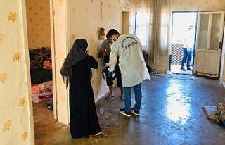 Polisi ellerinde eşyalarıyla karşılarında görünce...