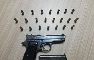 Poşetteki uyuşturucuyla polise yakalandı