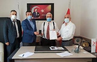 Rekor kan bağışı yapan vatandaşa altın madalya