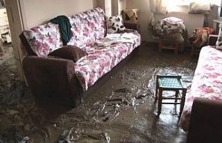 Rize’de selde balçıkla dolan cami ve evler temizleniyor