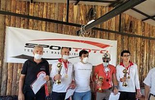 Safranbolulu binicilerden 2 kupa birden