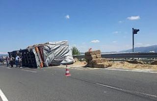 Saman yüklü tır devrildi: 2 yaralı