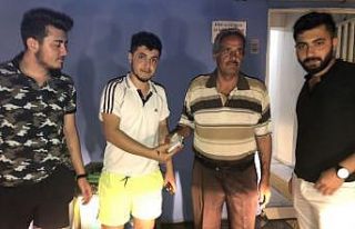 Samandağ’da buldukları parayı polis eşliğinde...
