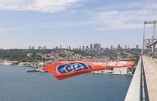 Şampiyon Başakşehir bayrakları köprülerde