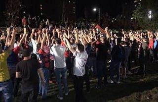 Şampiyonluk sevinci sosyal mesafeyi unutturdu