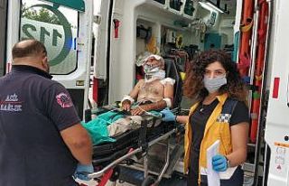 Samsun’da motosikletle otomobil çarpıştı: 2...