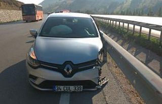 Samsun’da otomobil bariyere çarptı: 2 yaralı