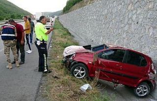 Samsun’da otomobil istinat duvarına çarptı: 3...