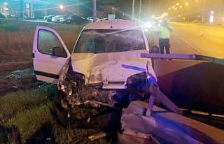 Samsun’ta otomobil, otobüs durağına çarptı:...