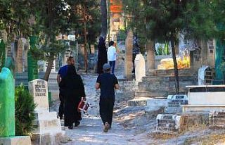 Şanlıurfa’da namaz sonrası vatandaşlar mezarlıklara...