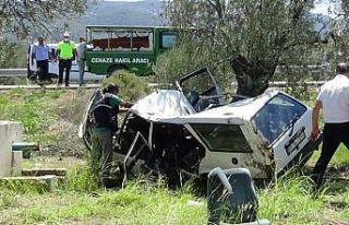 Şarampole uçup zeytin ağacına çarpan otomobil...