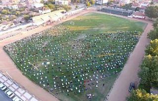 Sarıgöl’de bayram namazı stadyumda kılındı