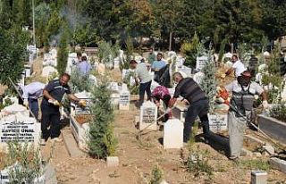 Şehir mezarlığında bayram temizliği