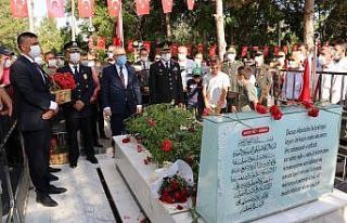 Şehit Astsubay Ömer Halisdemir mezarı başında...