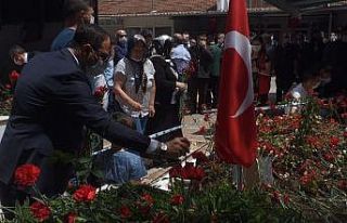 Şehit mezarlıklarına karanfil bırakıldı