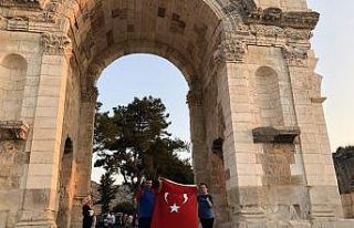 Şehitler anısına Anavarza Kalesi etrafından Türk...