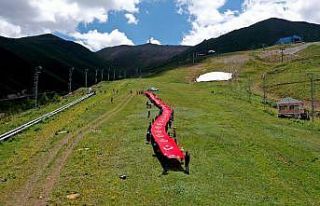 Şehitler için 150 metre uzunluğundaki bayrakla...